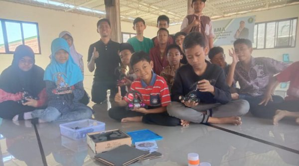 Siswa MTsN 3 Kota Surabaya Antusias Ikuti Extrakurikuler Robotik