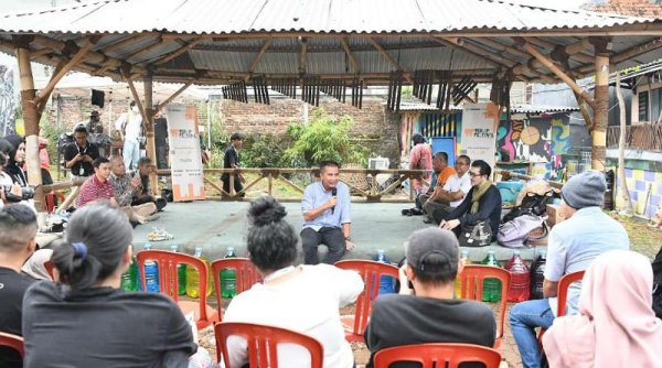 Bey Machmudin Nikmati Festival Teater Ruang Publik di Jalan Braga