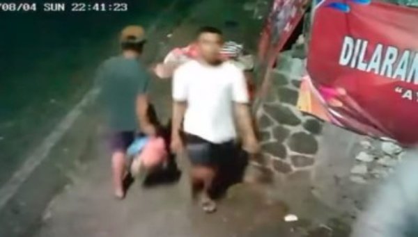 Pembuangan Sampah di Trotoar Jalan Gunung Sanghyang, Pelaku Tertangkap CCTV