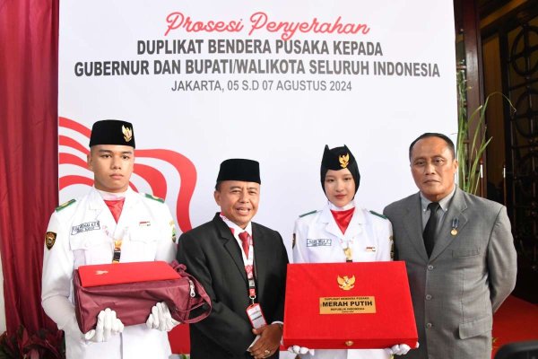 Herman Suryatman Terima Duplikat Bendera Pusaka dari BPIP Menjelang HUT ke-79 RI