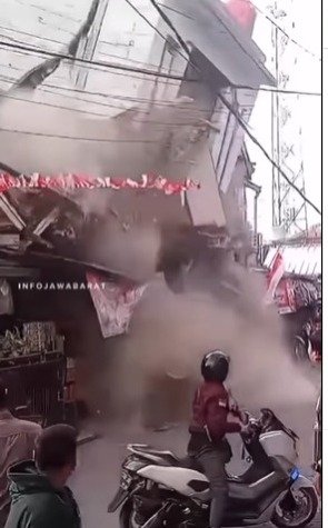 Rumah Tiga Lantai di Margahayu Roboh, Lima Penghuni Berhasil Diselamatkan