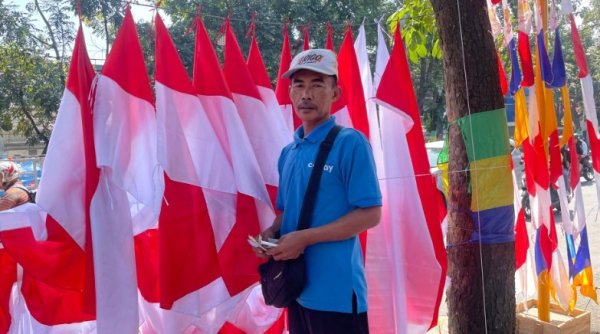 Pedagang Musiman Bendera Merah Putih Hiasi Kota Bandung Jelang HUT ke-79 RI