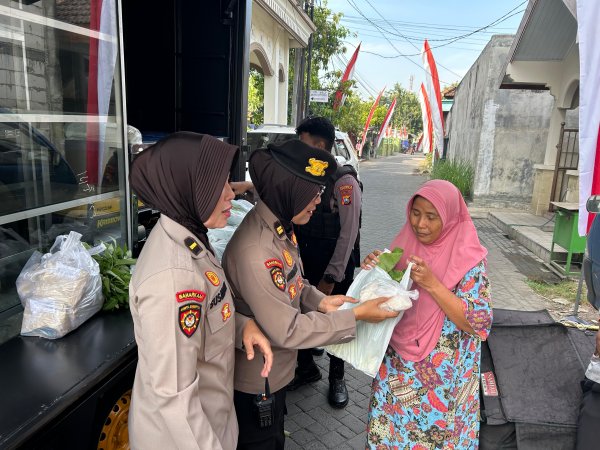Mobil Dapur Lapangan Polisi Sidoarjo Sapa Emak-emak