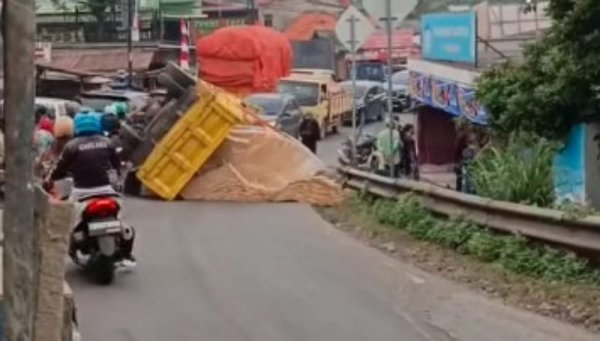Truk Pengangkut Material Terguling di Cukupa, Lalu Lintas Menuju Pasarkemis Macet 1 KM