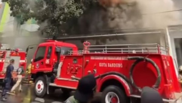 Kebakaran Hebat di Cibaduyut, Belasan Mobil Damkar Dikerahkan