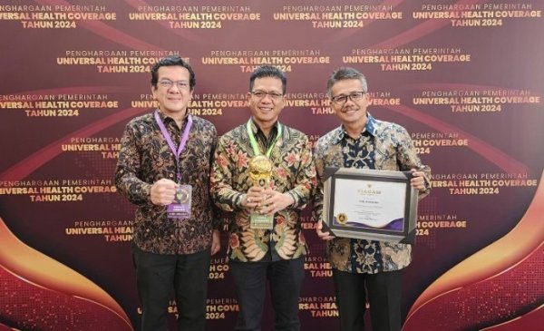 Prestasi Gemilang! Bupati Bandung Terima Penghargaan UHC dengan Capaian Kesehatan Tertinggi