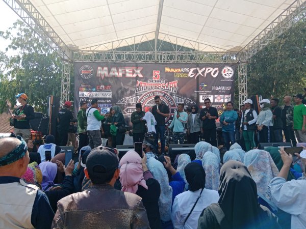 Hadiri Undangan Komunitas Sound System Majalaya, Warga Berebut Ingin Foto Selfie Dengan Ali Syakieb