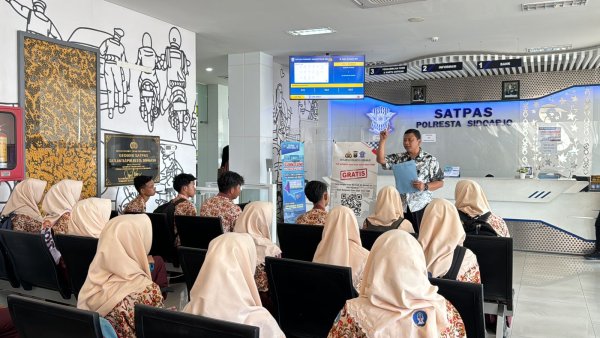 Pelajar SMA dapatkan Edukasi Pembuatan SIM