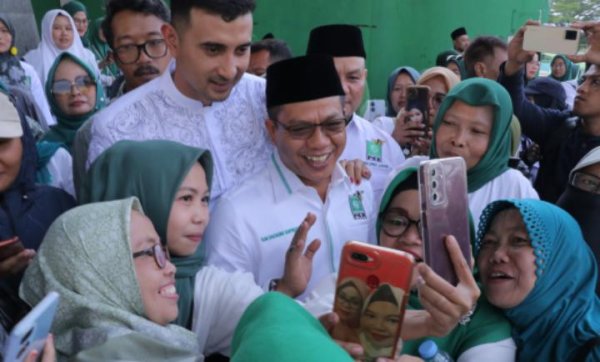 Harlah ke-26 PKB, Ali Syakieb Jadi Pusat Perhatian Ibu-ibu