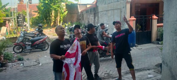Kerja Bakti Nasional LDII Untuk Negeri Warga PAC Rungkut Kidul Antusias Bersihkan Lingkungan Masjid