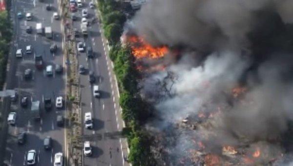 Bangunan Semi Permanen di Pejagalan Terbakar, Upaya Pemadaman Berlangsung