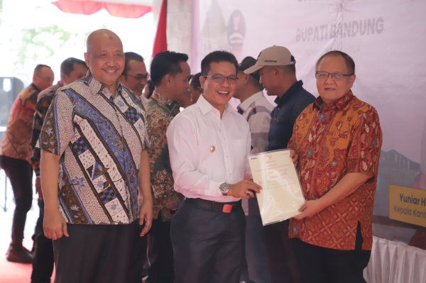 Bupati Dadang Supriatna Serahkan Sertipikat Tanah Kepada Masyarakat