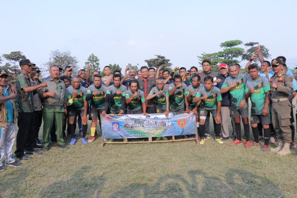 Tanda Dibukanya Turnamen Sepak Bola, Kang DS Tendang Bola dari Titik Putih Tengah Lapangan