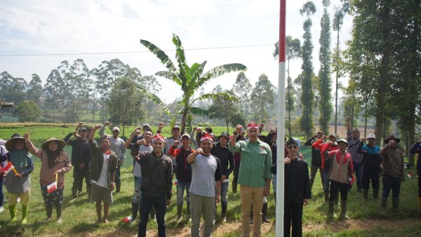 Jadi Instruktur Upacara HUT RI, Ini yang dilakukan Bacawabup Bandung Ali Syakieb bersama Para Petani
