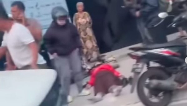 Laka Lantas di Jl. Boulevard Bintaro, Seorang Pengendara Motor Perempuan Terluka