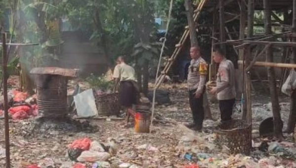 Bhabinkamtibmas Kelurahan Pondok Jaya Cek Lokasi Pengaduan Warga Terkait Asap Pembakaran Sampah