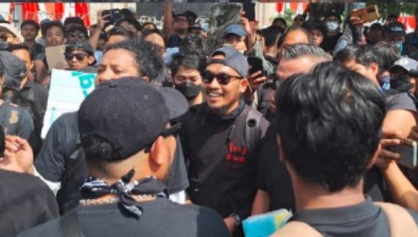 Para Komedian dan Sutradara Ternama Turun ke Jalan, Suarakan Aspirasi di Depan Gedung DPR RI
