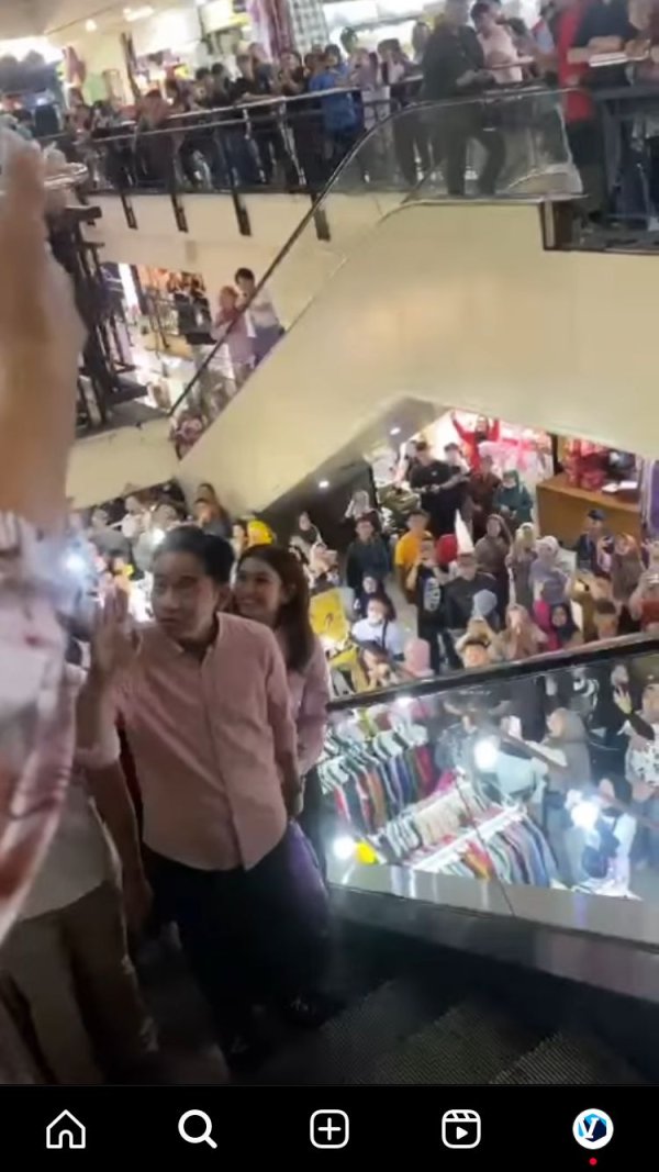 Wakil Presiden Terpilih Gibran Rakabuming Raka Kunjungi Pasar Baru Trade Center di Bandung