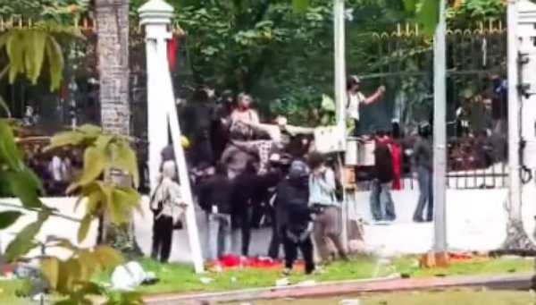 Aksi Demonstrasi Menolak RUU Pilkada Memanas, Massa Jebol Pagar Gedung DPR RI