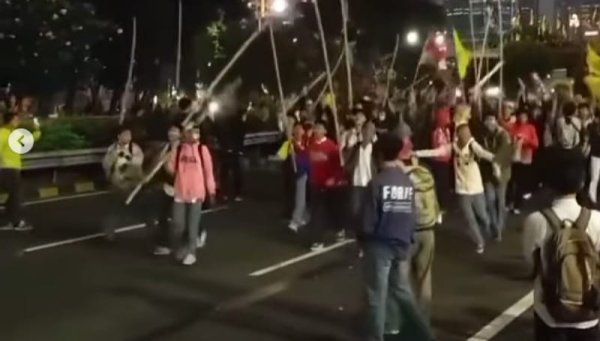 Massa Berpakaian Abu-abu Mendadak Datangi Gedung DPR Usai Demo Tolak Revisi UU Pilkada