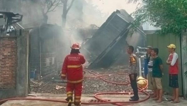 Kebakaran Hebat di PT. Sumber Artha Barokah, Kerugian Capai Lima Miliar Rupiah