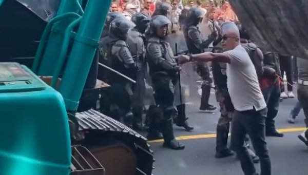 Warga Hadang Alat Berat di Puncak Bogor: Protes Restoran Asep Stroberi yang Tak Dibongkar