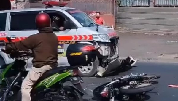 Kecelakaan Lalu Lintas: Ambulans Tabrak Pengendara Motor di Tanjakan Citunjung