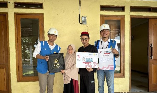 PLN Terangi Majelis Ta'lim Ar Rahmah, Jelang Hari Pelanggan Nasional melalui Program Light Up The Dream