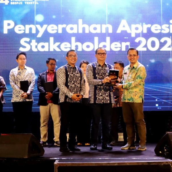 Komitmen Majukan IKM, Bupati Bandung Raih Penghargaan FOKUS BBT dari Kementerian Perindustrian