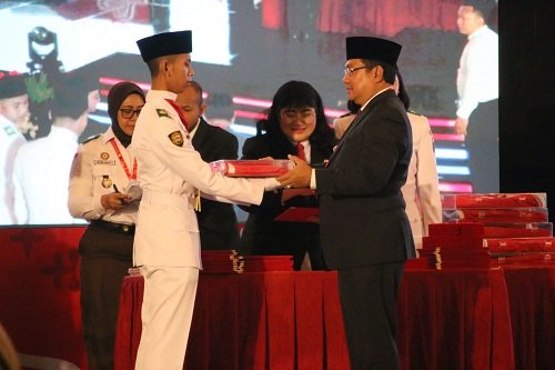 Pj  Bupati Sumedang Menerima Duplikat Bendera Pusaka dari BPIP