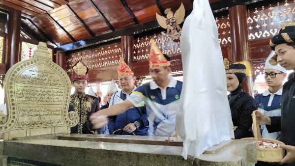 Kontingen Jabar Berziarah ke Makam Cut Nyak Dhien Jelang PON 2024