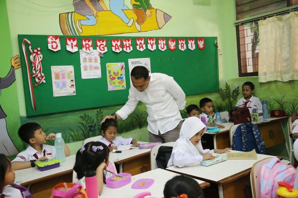 Kumpulkan Kepala SD-SMP Negeri, Wali Kota Eri Tegas Larang Pungutan Dalam Bentuk Apapun