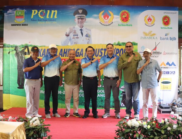 Pj Bupati Bekasi Dani Ramdan Serahkan Piala Kepada Pemenang Golf di Pekan Olahraga Industri