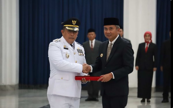 Pj Gubernur Jawa Barat, Bey Machmudin, Resmi Melantik Dedy Supriyadi sebagai Penjabat Bupati Bekasi