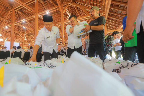 Sambut HJKB ke-214, "Bandung Berbagi" Salurkan 4.244 Paket Sembako untuk Warga Kurang Mampu