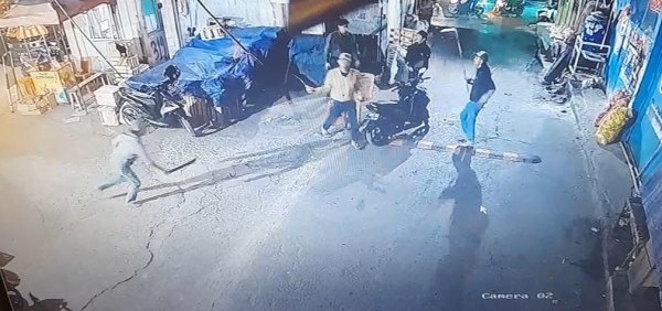 Viral Gerombolan Orang Bersenjata Tajam Kejar Tukang Parkir Pasar di Sukabumi