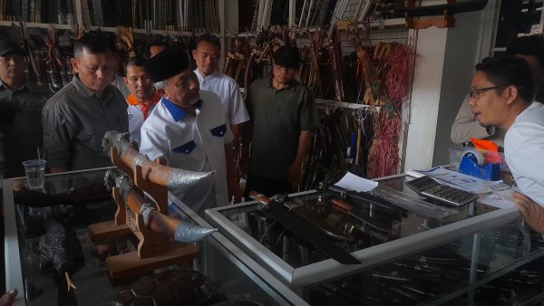 Ahmad Syaikhu : Pemasaran Produk Perajin Logam di Cibatu Perlu Dukungan Digital Marketing
