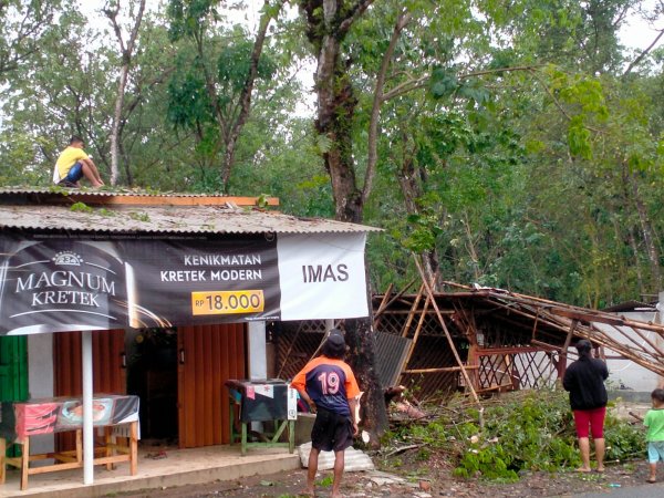 Hujan Disertai Angin Kencang Merusak Rumah Warga di Sukabumi