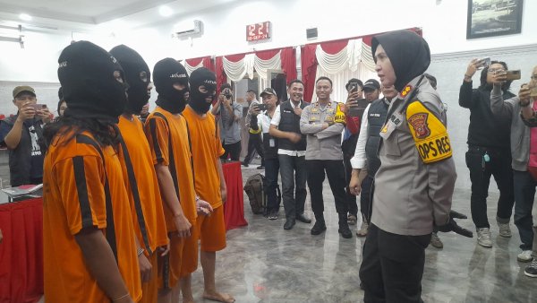 Polisi Tangkap 4 Pelaku Penganiayaan dengan Senjata Tajam di Sukabumi
