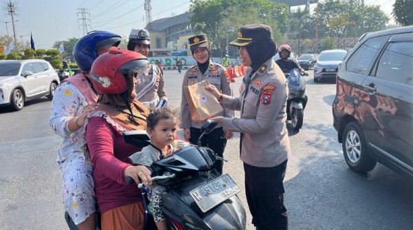 Aksi Simpatik Polwan Sapa Pagi Masyarakat Sidoarjo