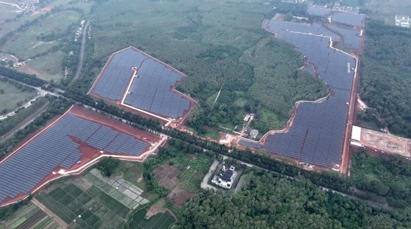 PLN, Aruna, China Power, dan Huawei Rampungkan PLTS Ground-Mounted Terbesar di Indonesia