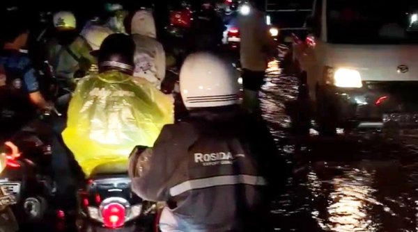 Akibat Hujan Lebat, Jalan Penghubung Bandung-Majalaya Terendam Banjir