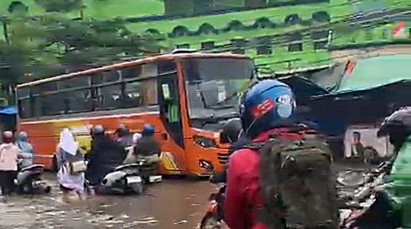 Banjir Genangi Jalan Raya Dayeuhkolot dan Sekitarnya, Lalu Lintas Lumpuh Total