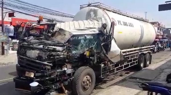 Kecelakaan di Sukabumi: Sopir Ngantuk, Mobil Tangki Ringsek Tabrak Belakang Truk Galon