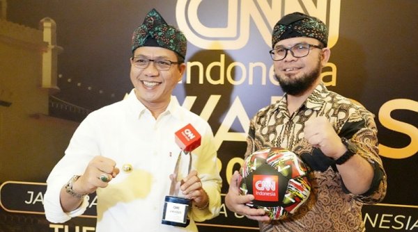 Bupati Dadang Supriatna Raih CNN Indonesia Award 2024 Atas Inisiatifnya Beri Insentif Rp 109 Miliar untuk Guru Ngaji