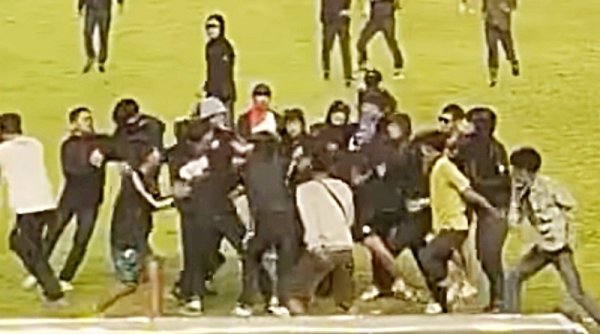 Kerusuhan Pecah Usai Laga Persib vs Persija di Bandung