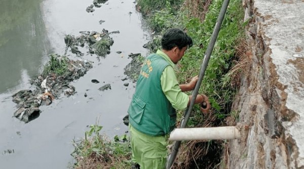 Jelang Musim Hujan, Gober Kelurahan Binong Bersihkan Gorong-gorong dan Sungai