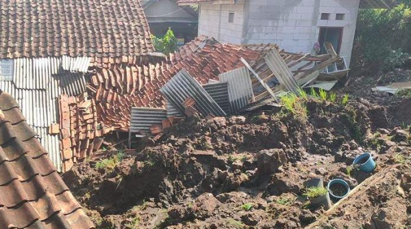 Empat Rumah di Paseh Tertimbun Longsor Lahan Sawah Akibat Hujan Deras