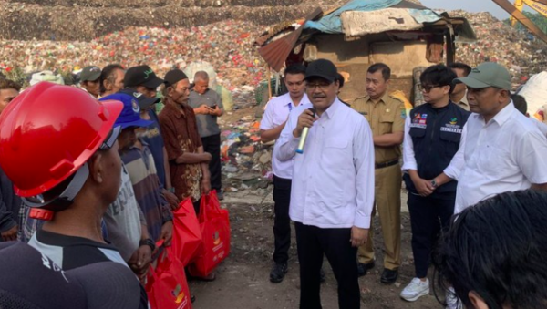 Mensos Kunjungi Pemulung Bantargebang Salurkan Bantuan Asistensi Rehabilitasi Sosial