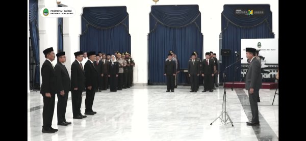 Penjabat Gubernur Jawa Barat, Bey Machmudin, Melantik Lima Penjabat Sementara Bupati